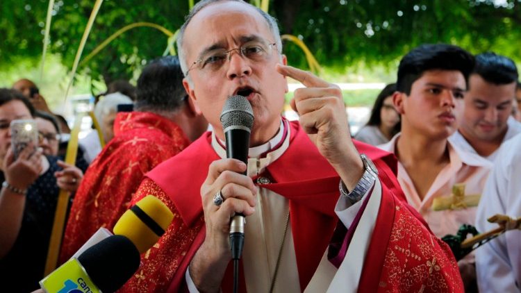 Dom José Silvio Baez, durante as celebrações do Domingo de Ramos