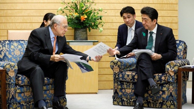 Angel Gurria, secrétaire général de l'OCDE avec le Premier ministre japonais, Shinzo Abe. 