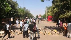 sudan-unrest-politics-demo-1555322650704.jpg