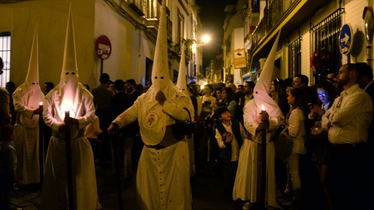 Prozession zur Semana Santa in Sevilla