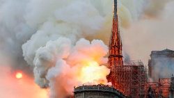 topshot-france-fire-notre-dame-1555350843330.jpg