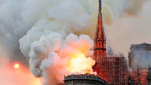 Brucia la cattedrale di Notre Dame a Parigi. Il Papa in preghiera: vicino alla Francia