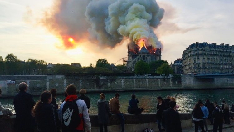 Notre Dame von Paris in Flammen