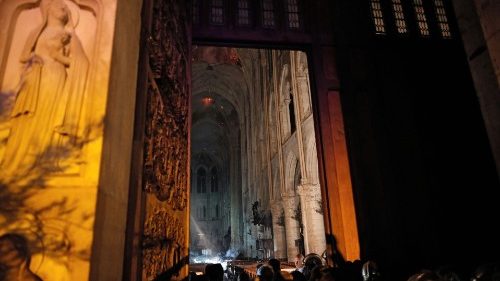 Papež pariškemu nadškofu: Naj Notre Dame ponovno postane znamenje vere