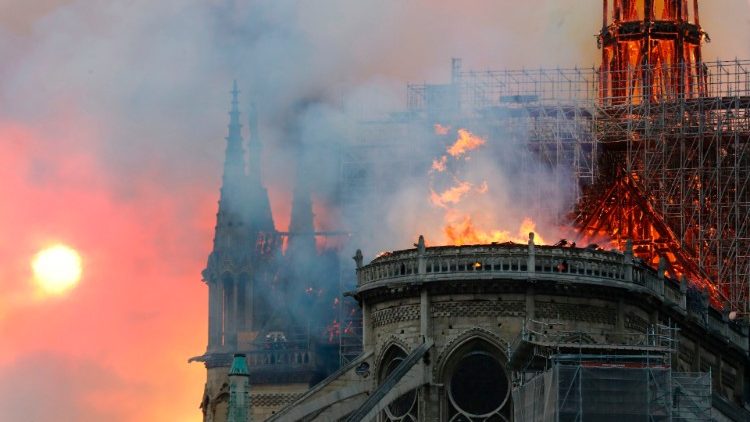 حريق في كاتدرائية نوتردام في باريس