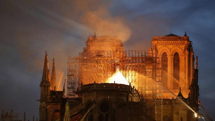 Parīzes Notre Dame katedrāle liesmās