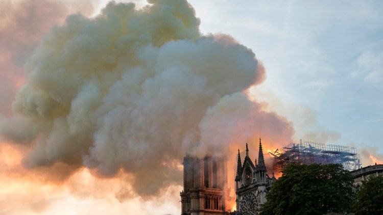 La cathédrale Notre-Dame-de-Paris en feu dans la soirée du 15 avril 2019.