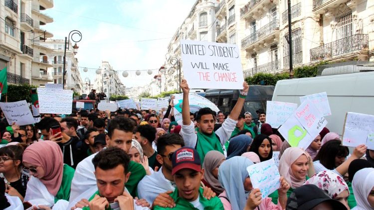Manifestacje w Algierii: chrześcijanie  modlą się o pokój 