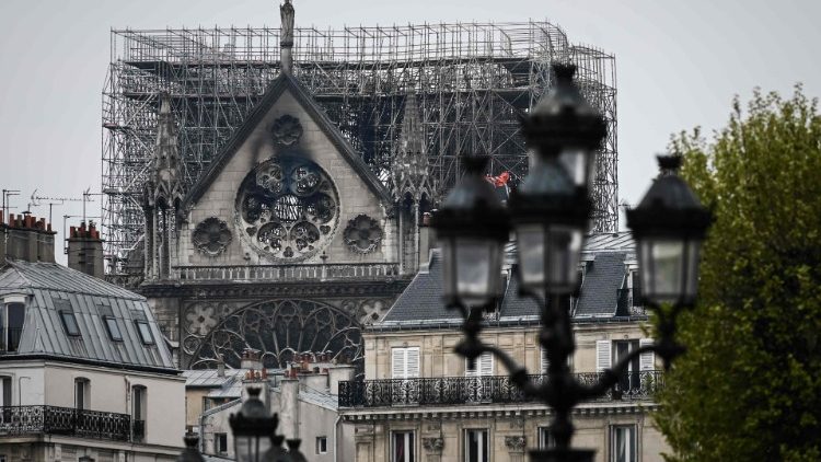Pariška katedrala Notre Dame po uničujočem požaru.