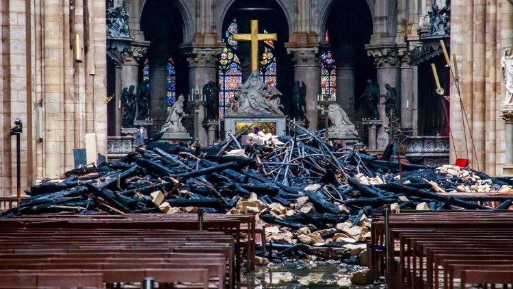 Na Audiência Geral, Papa Francisco desejou “coralidade” na reconstrução da catedral