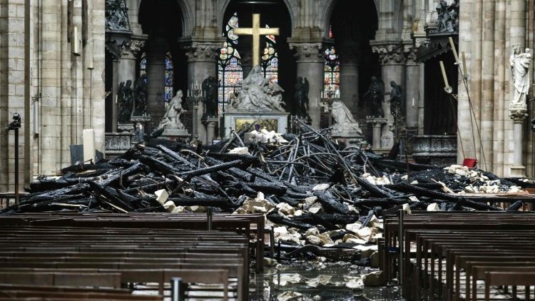 L'intérieur de la cathédrale Notre-Dame, au lendemain de l'incendie du 15 avril 2019.