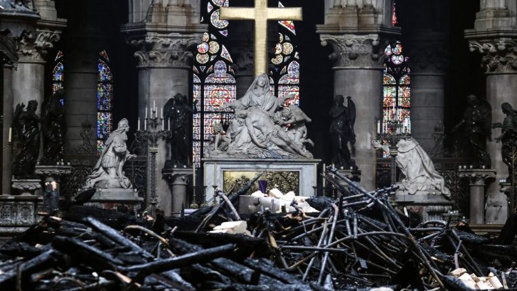 Požiar zanechal parížsku katedrálu v ťažko poškodenom stave