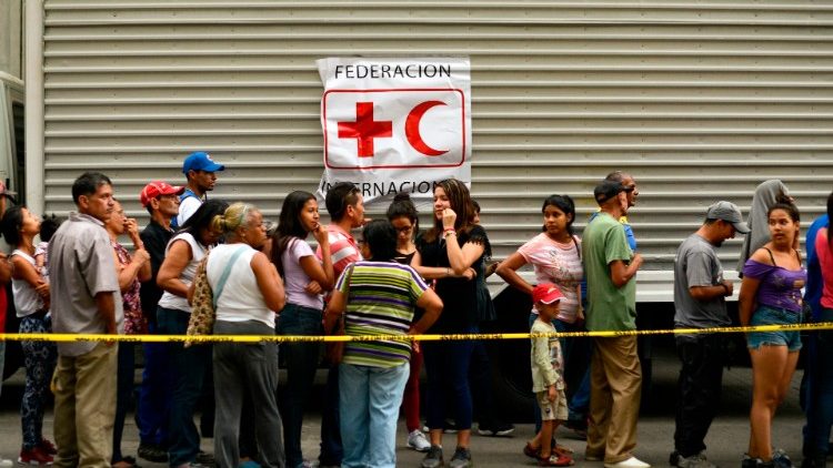 वेनेजुएला के लोग स्वास्थ्य किट के इन्तजार में