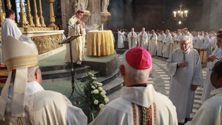 Arkivyskupas Aupetit šv. Sulpicijaus bažnyčioja aukoja Krizmos Mišias