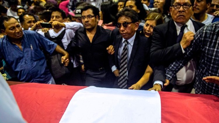 Beim Begräbnis von Ex-Präsident Alan García in Perus Hauptstadt Lima