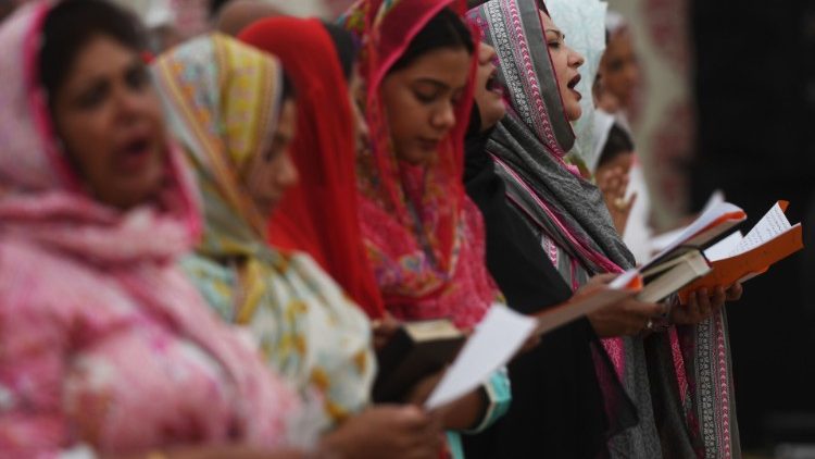 Christen in Pakistan bei der Heiligen Messe