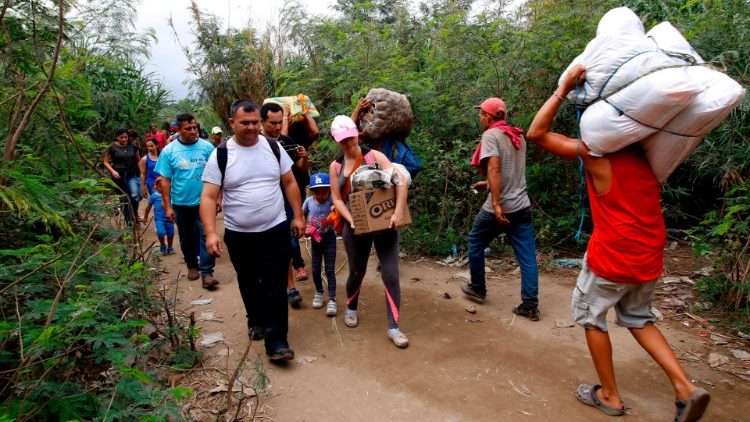 Venezuelans cross the border into Colombia