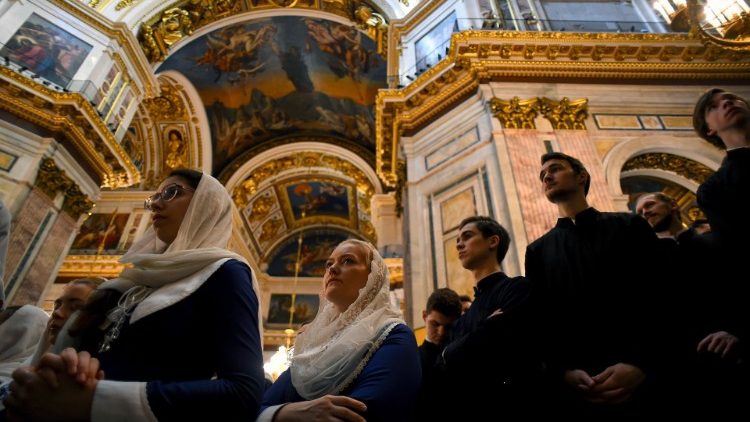 Russische Orthodoxe am Palmsontag in St. Petersburg