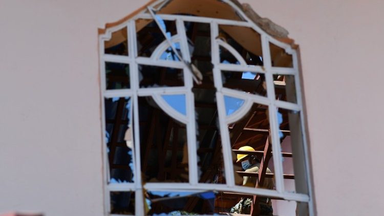 Igreja de São Sebastião em Negombo, logo após o atentado no Domingo de Páscoa