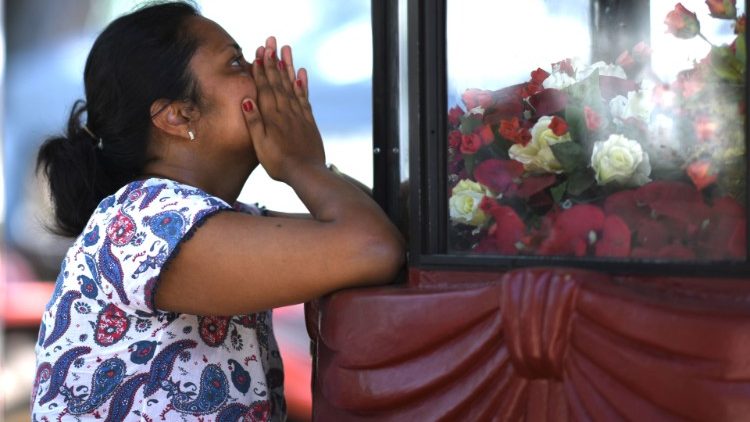 Une fidèle en prière à l'église de St. Sebastian à Negombo, touchée dans la série des attentats de Pâques du 22 avril 2019,  au Sri Lanka.