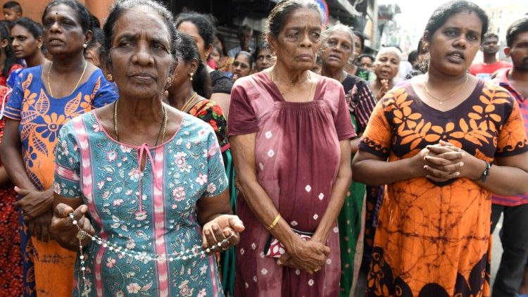 Des femmes sri-lankaises en deuil après les attentats de Pâques.