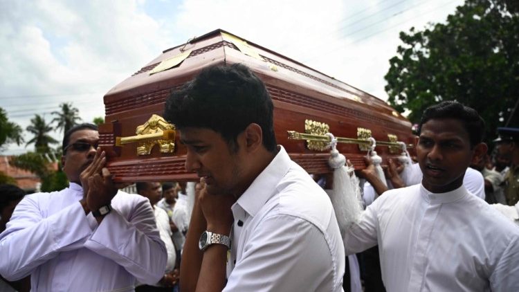 تشييع أحد ضحايا الاعتداءات في سريلانكا
