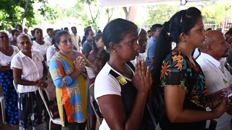 Cristãos rezam em Colombo