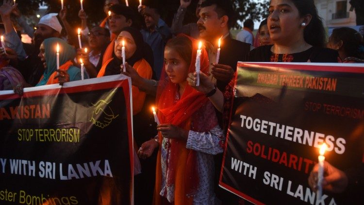 Manifestação da Igreja em Lahore pelo Sri Lanka com a presença de muçulmanos