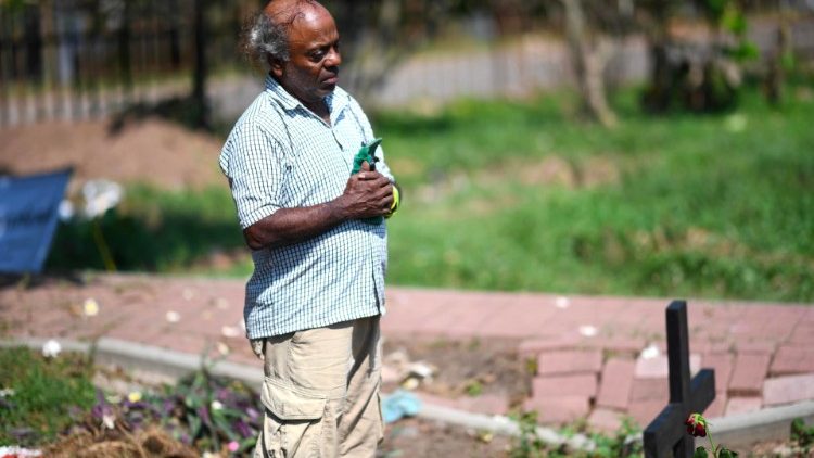 Fiel cingalês reza na sepultura de familiar morto nos ataques terroristas do Domingo de Páscoa