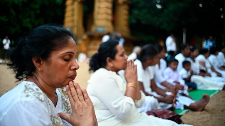 Buddhistická modlitba za oběti atentátů v Kolombu
