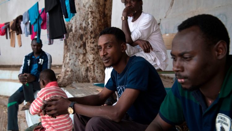 Rifugiati sudanesi in un campo profughi a Tripoli