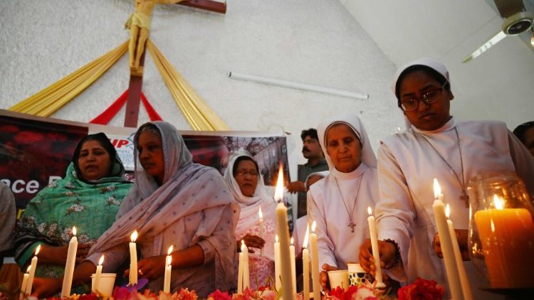 Des catholiques pakistanais rendent hommage aux victimes des attentats de Pâques au Sri Lanka, le 25 avril 2019 à Islamabad