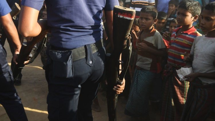 Geflüchtete Kinder und Polizei in einem Flüchtlingslager in Bangladesh