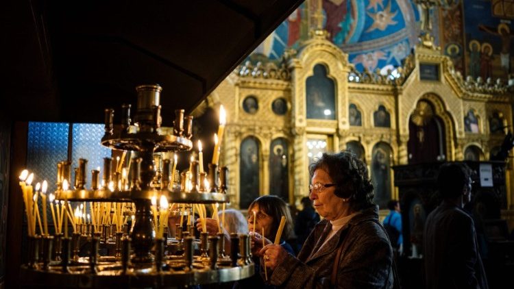 Photo prise dans une église de Sofia lors des célébrations du Vendredi Saint orthodoxe, le 26 avril 2019.