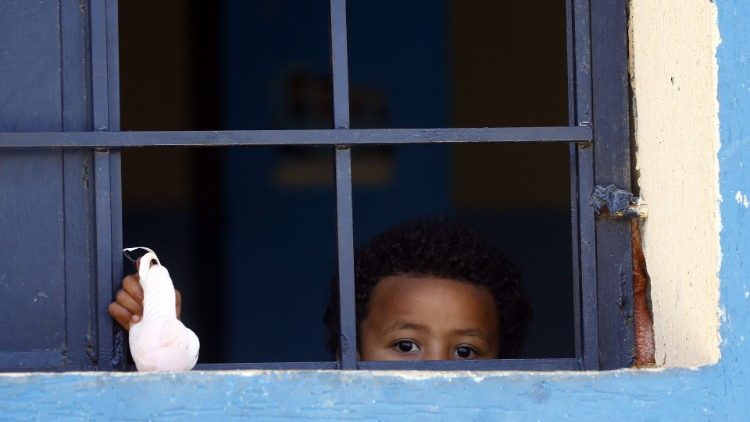 Un enfant de migrants africains, dans un centre de détention à Zawiya, à l'ouest de Tripoli, le 27 avril 2019. 