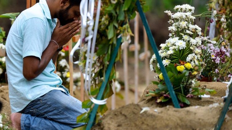La preghiera per le stragi di Pasqua in Sri Lanka