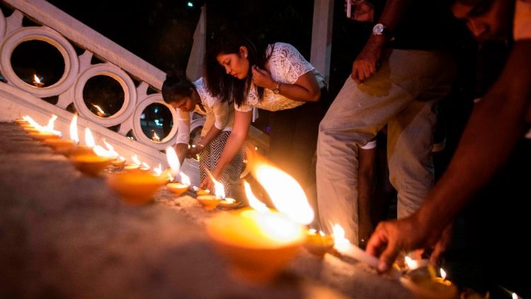 Candele accese per le vittime degli attacchi di Pasqua a Colombo - Sri Lanka, 2019 (AFP)