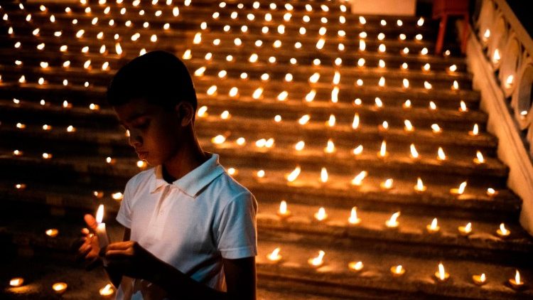 Vigília em Colombo, Sri Lanka, em memória das vítimas dos ataques  terroristas na Páscoa