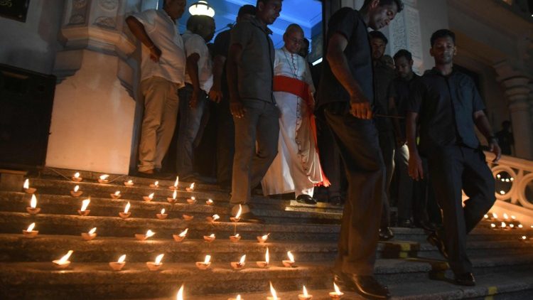 Le cardinal Malcolm Ranjith (en haut, au centre) lors d'une veillée de prière en mémoire des victimes des attentats - Colombo, 28 avril 2019
