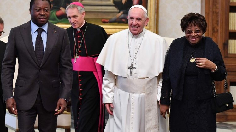 Ferenc pápa a togói elnökkel és kíséretével