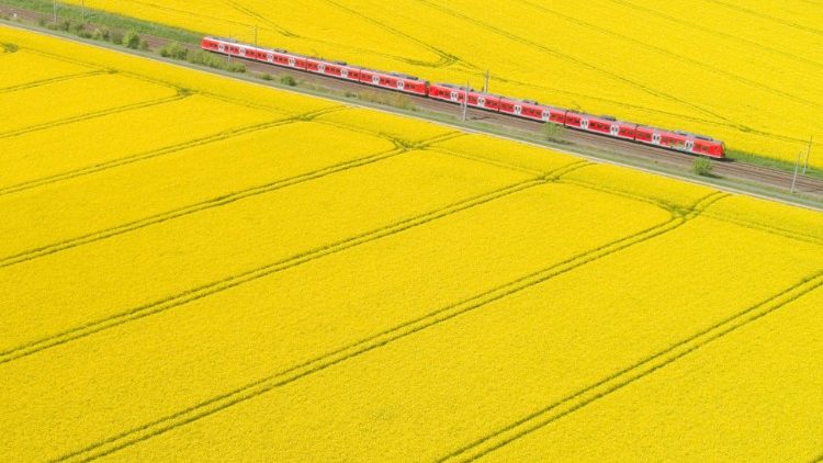 Photo aérienne de champs traversés par un train à grande vitesse dans la région d'Hanovre en Allemagne, le 30 avril 2019