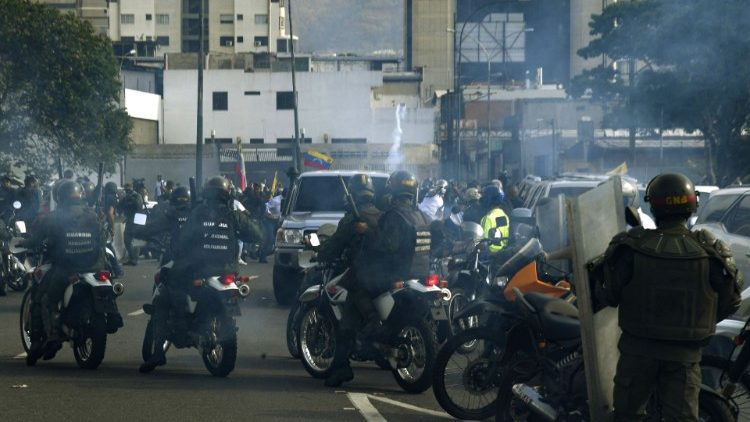  Manifestazione dell'opposizione nella capitale del Venezuela: scontri con la polizia 