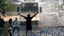 topshot-venezuela-crisis-opposition-may-day-1556791627956.jpg