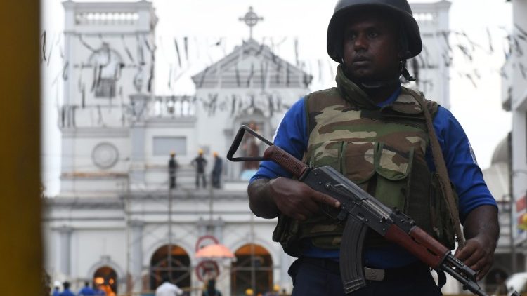 Soldado protege a Igreja de Santo Antônio, em Colombo, uma semana após os atentados na Páscoa de 2019