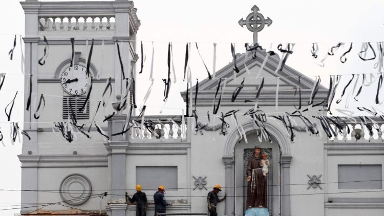 דגלוני קבורה תלויים ברחבי כנסיית אנטוניוס הקדוש לאחר הפיצוץ, סרי לנקה.