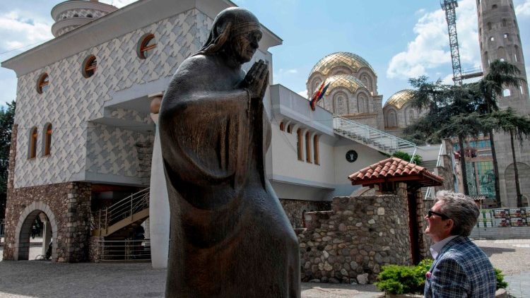 V Severnom Macedónsku je symbolom kresťanstva aj osobnosť Matky Terezy, na snímke socha pred jej pamätným domom v Skopje, 20. 4. 2019