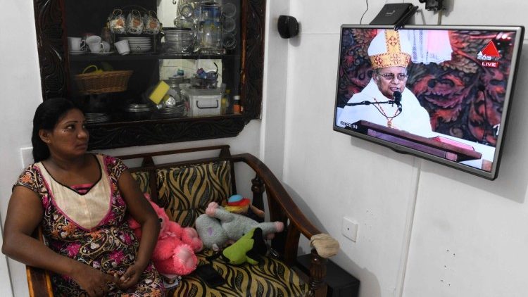  Edhe sot, në Sri Lanka, Mesha u ndoq në televizor: kishat vijojnë të jenë të mbyllura
