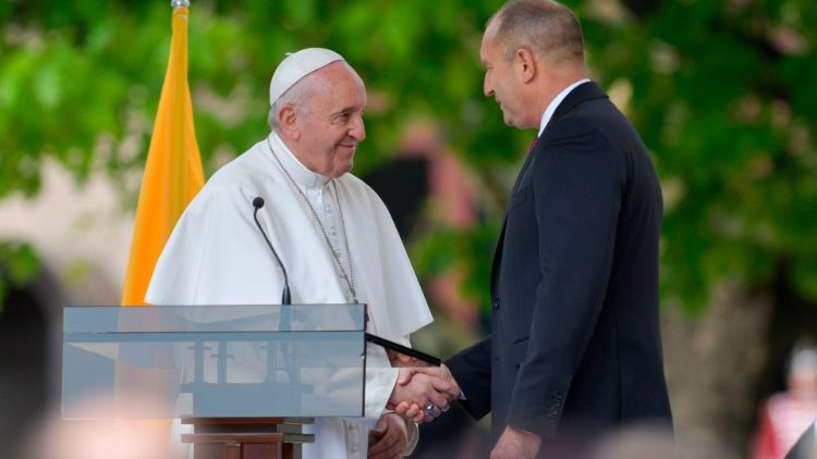 Le Pape François avec le président bulgare Rumen Radev, à Sofia le 5 mai 2019. 
