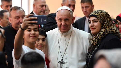 Papa entre os refugiados: mundo dos migrantes, cruz da humanidade