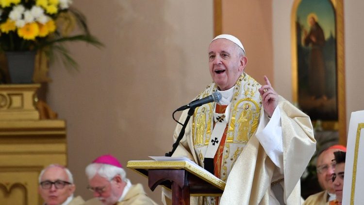 Papež Frančišek med homilijo v cerkvi Svetega srca v Rakovskem.